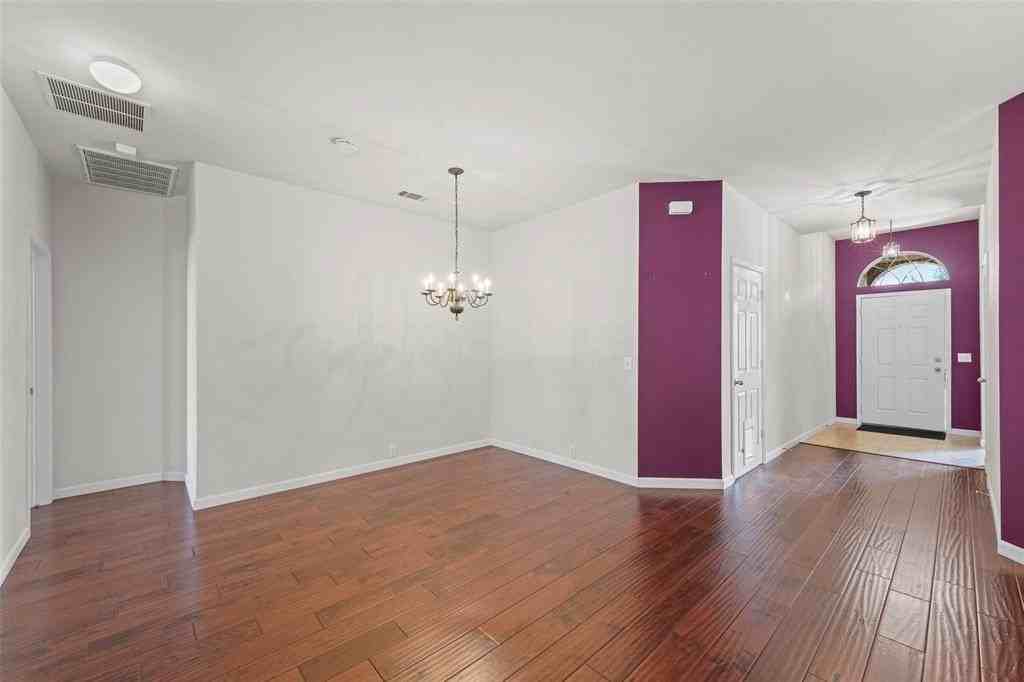 2608 Travis Dr - Photo 4 of 34
