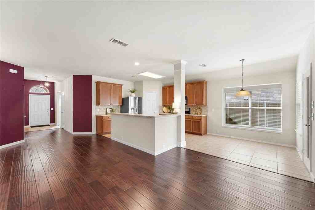 2608 Travis Dr - Photo 5 of 34