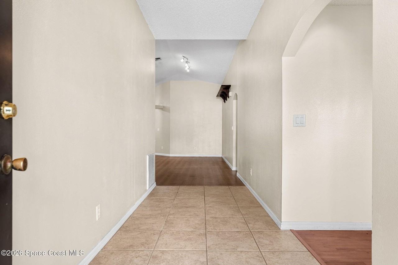 4211 Swanna Dr - Photo 7 of 44