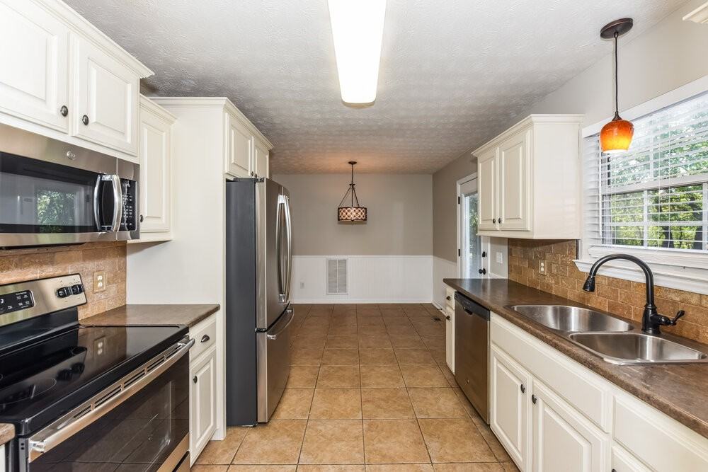 2403 Sawmill St - Photo 7 of 16