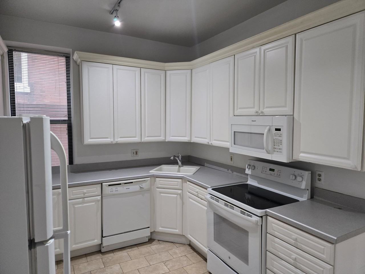 4362 Mcpherson Ave #B - Photo 3 of 24