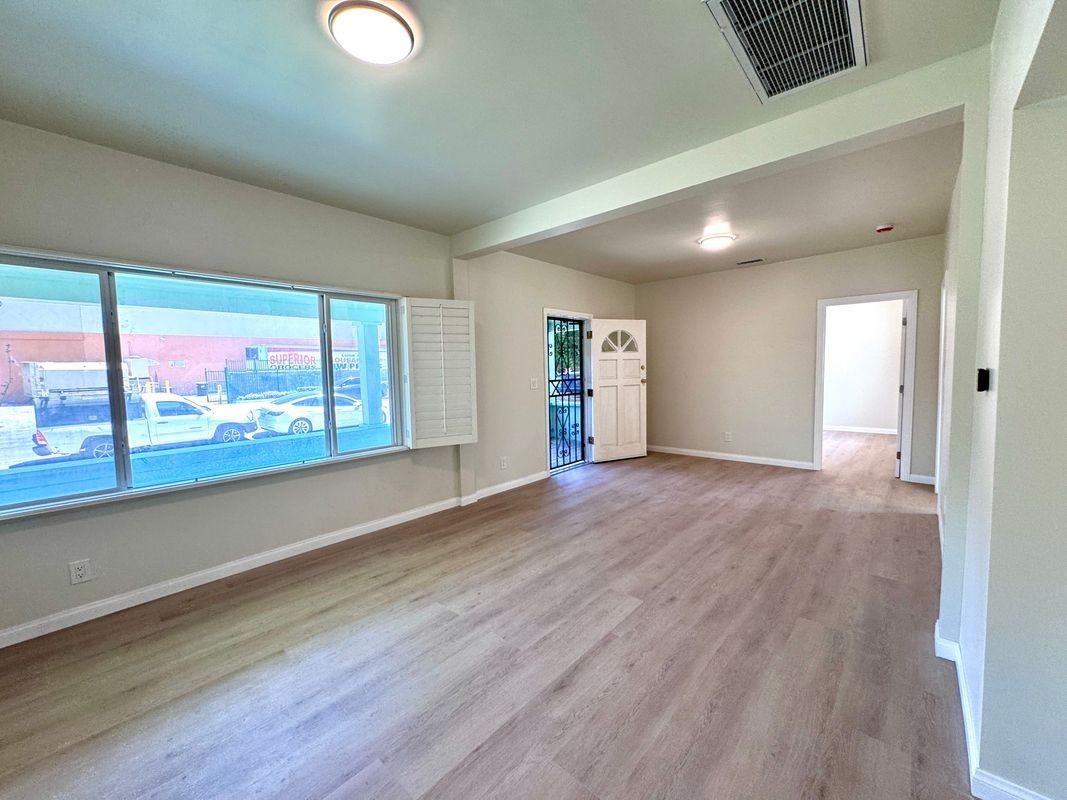 319 N Rowan Ave - Photo 2 of 19