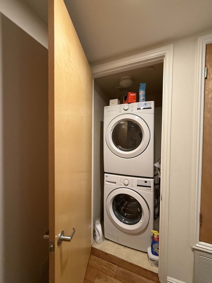 424 South Holt Avenue #101 - Photo 5 of 13