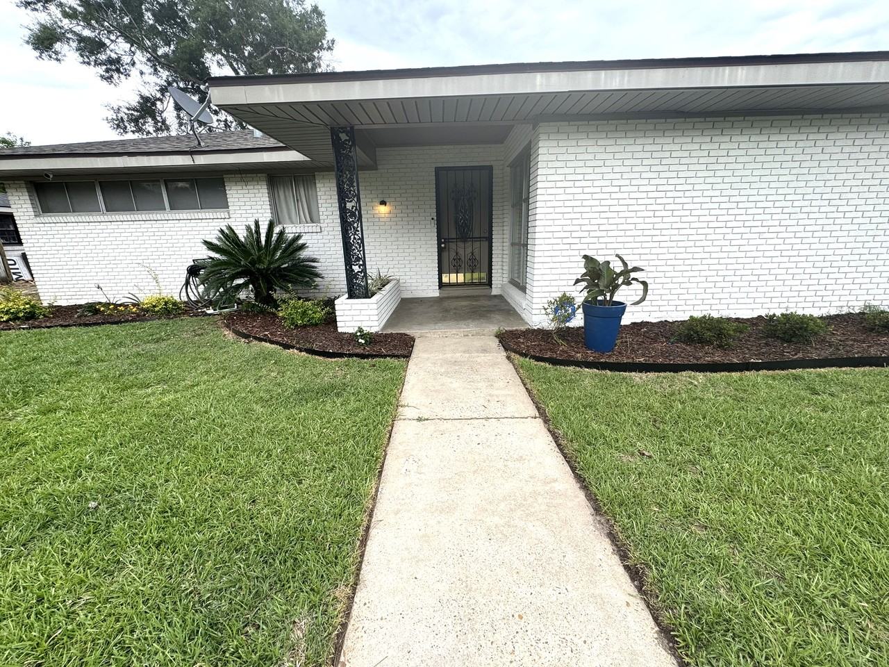 214 Sunny Lane - Photo 3 of 14