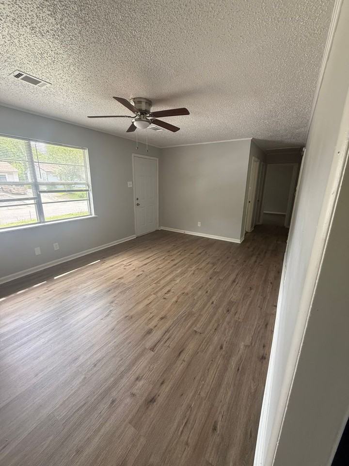 9110 Woodford Dr - Photo 3 of 12