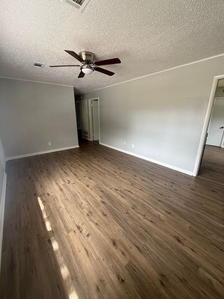 9110 Woodford Dr - Photo 4 of 12