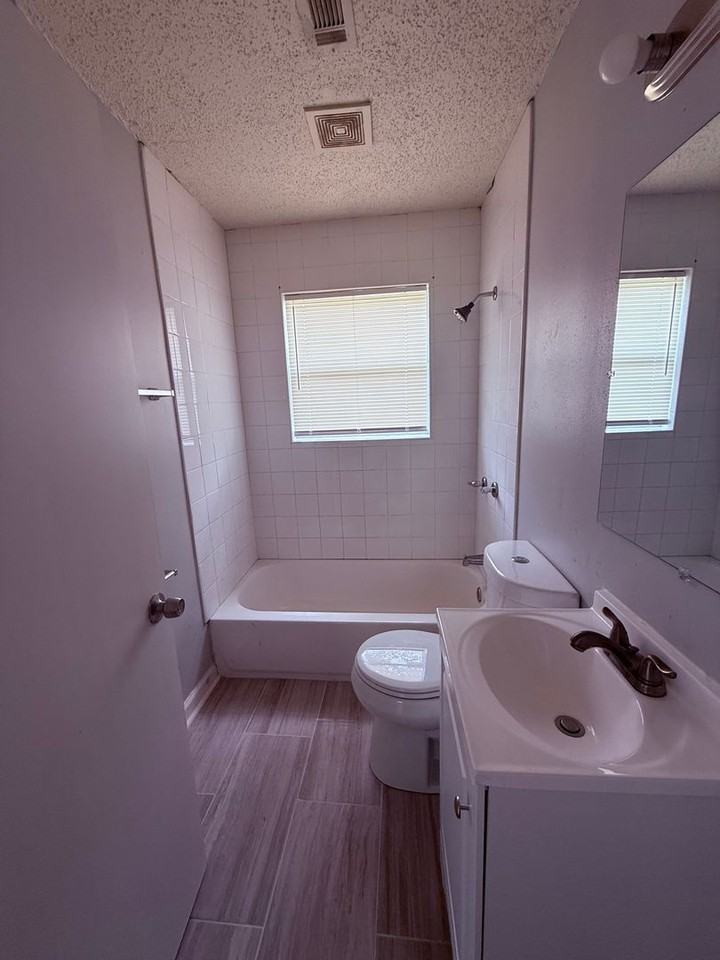 9110 Woodford Dr - Photo 7 of 12