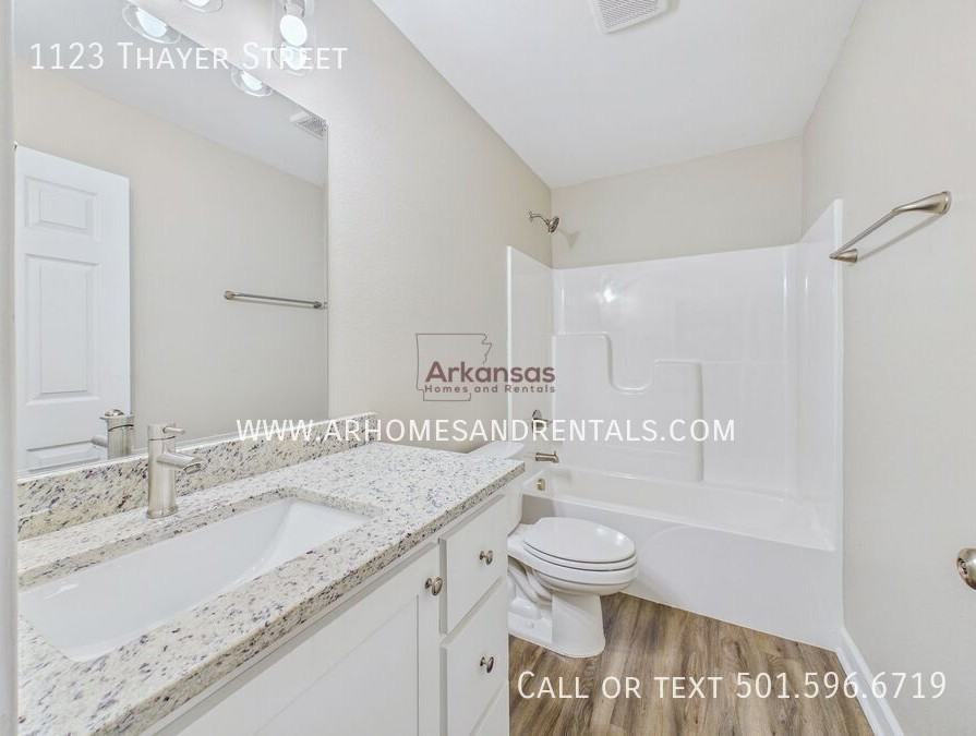 1123 Thayer St - Photo 6 of 17