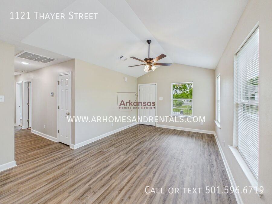 1121 Thayer St - Photo 2 of 15