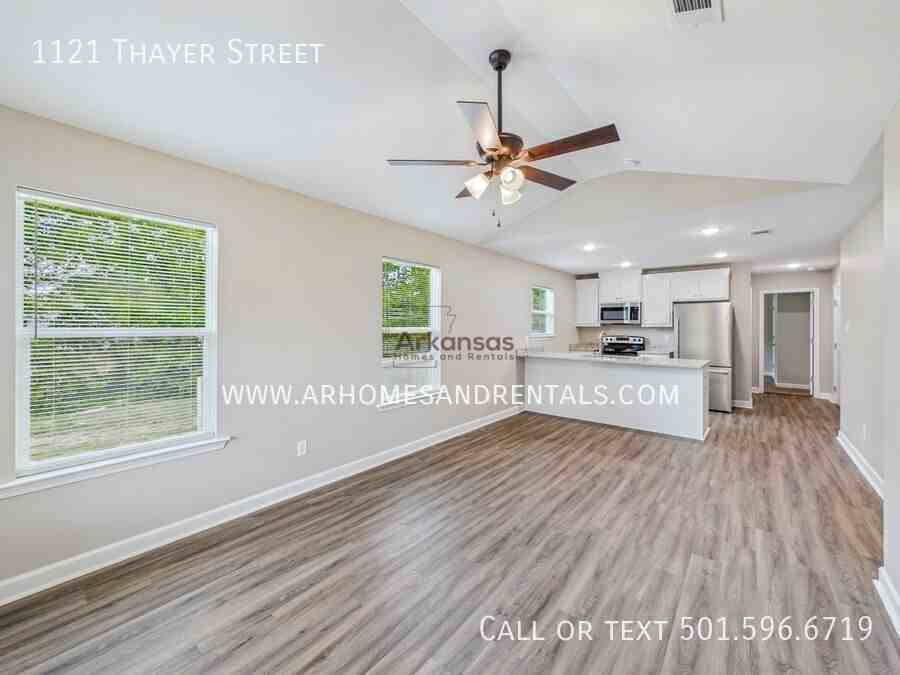 1121 Thayer St - Photo 3 of 15