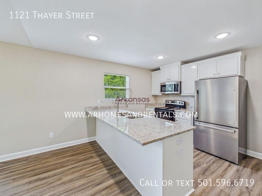 1121 Thayer St - Photo 4 of 15
