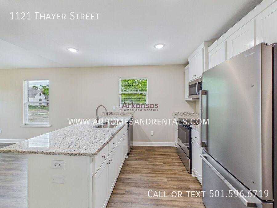 1121 Thayer St - Photo 5 of 15