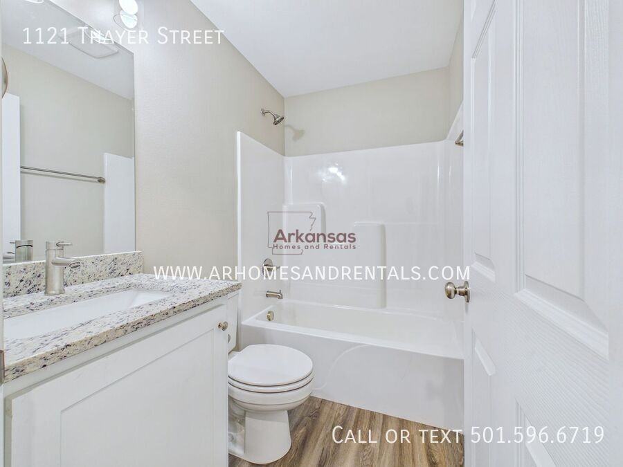 1121 Thayer St - Photo 6 of 15