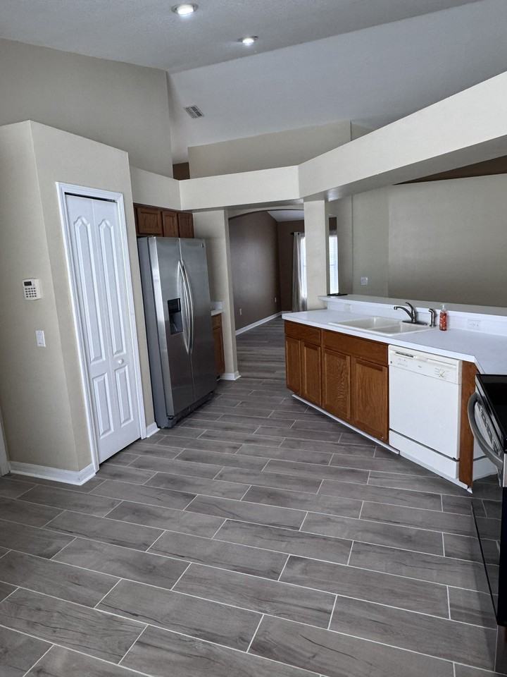 7507 Canal Point Ct - Photo 7 of 18