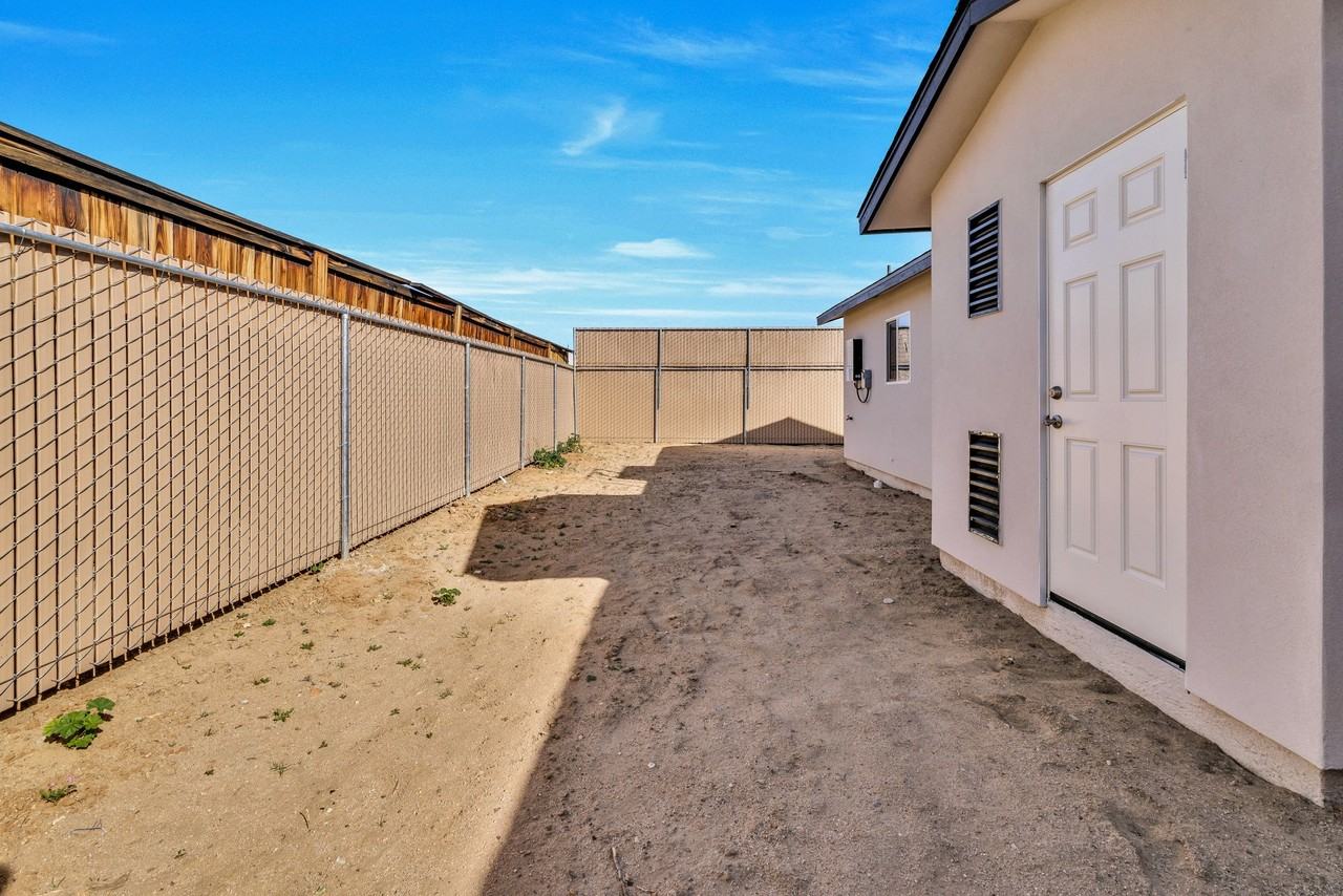 1340 W Mariposa Ave #1 - Photo 6 of 19