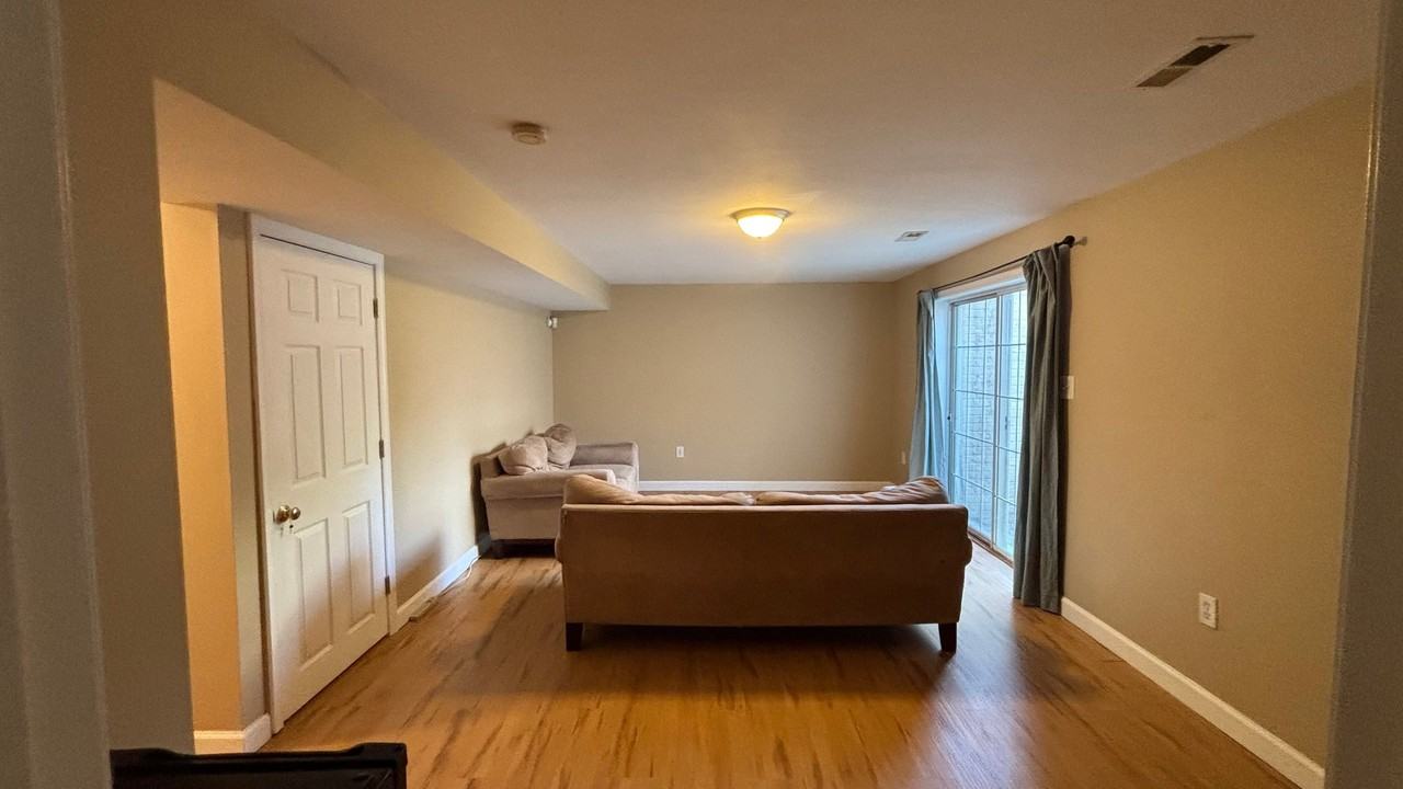 5 Aylor Ct - Photo 3 of 19