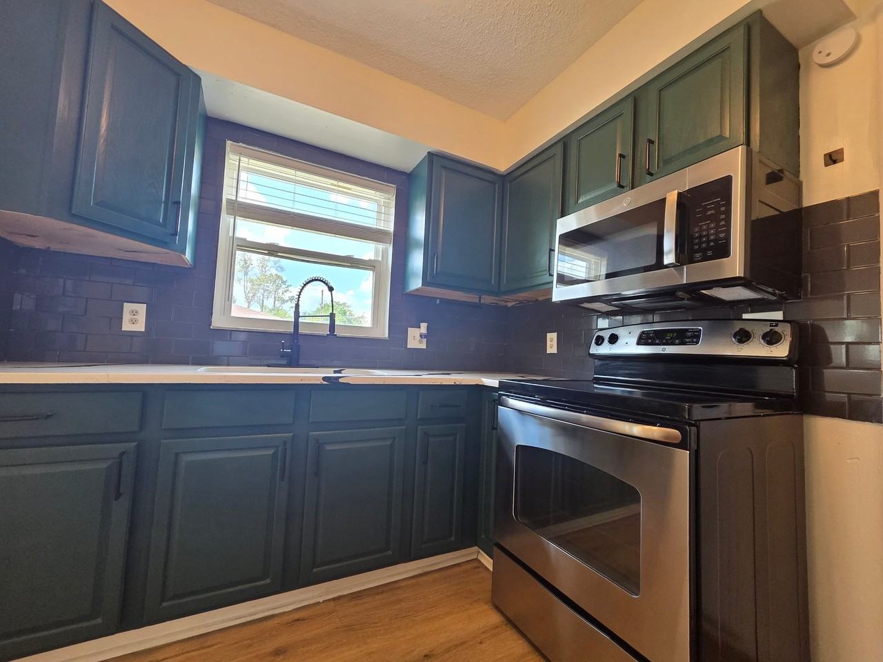 1802 W House St #B - Photo 2 of 10