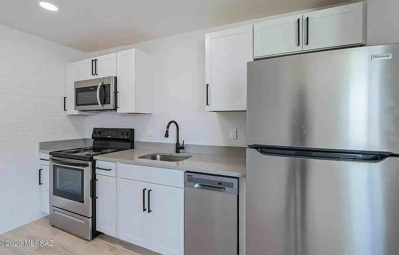 1040 N 7th Ave #1040 - Photo 6 of 14