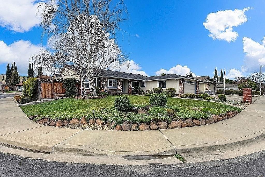 2331 Robles Dr - Photo 3 of 15