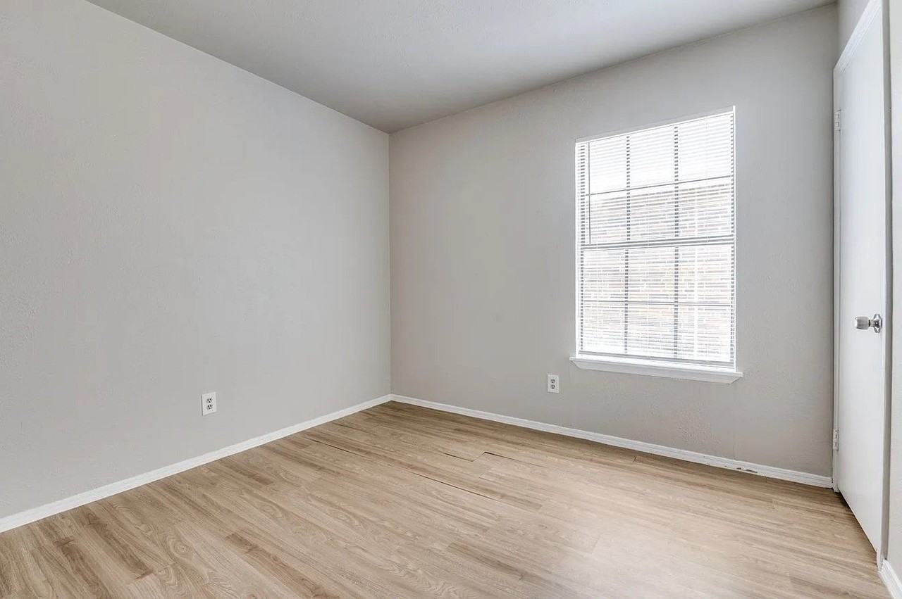 2220 Wamsetta Dr - Photo 2 of 12
