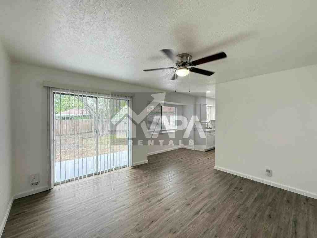 5419 Lake Grove Dr - Photo 4 of 20