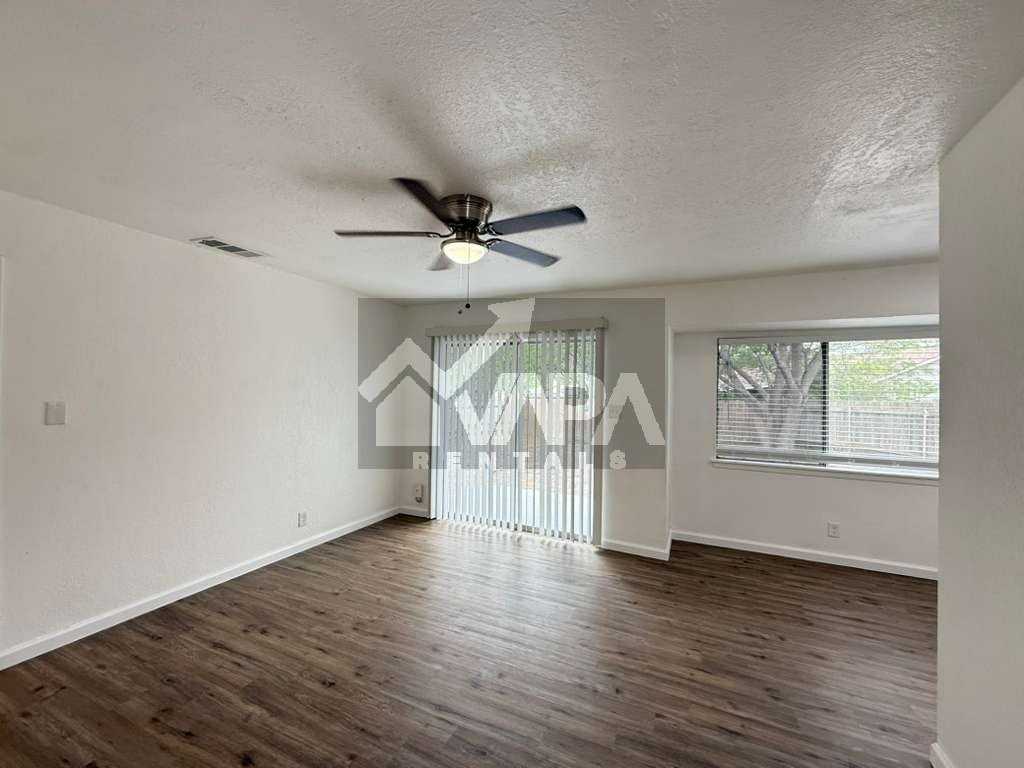 5419 Lake Grove Dr - Photo 5 of 20