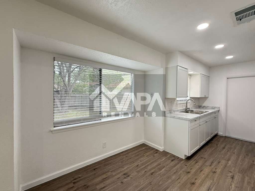 5419 Lake Grove Dr - Photo 6 of 20