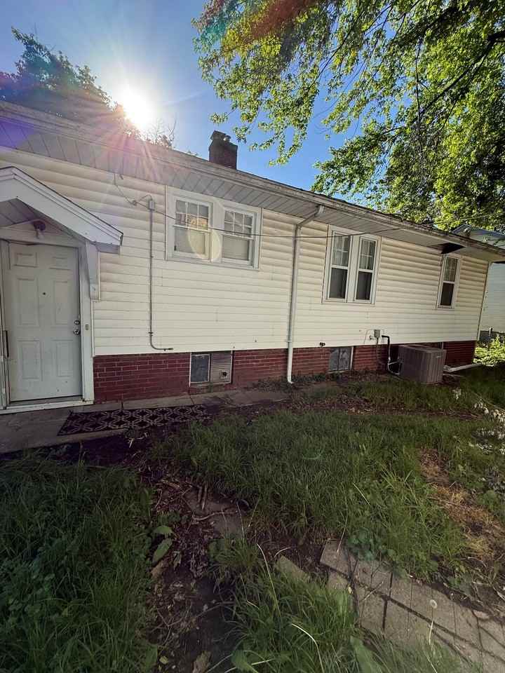 1337 N Maple Ave - Photo 3 of 19