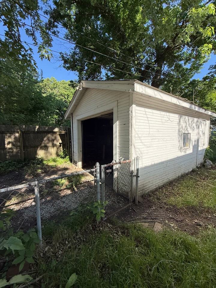 1337 N Maple Ave - Photo 4 of 19