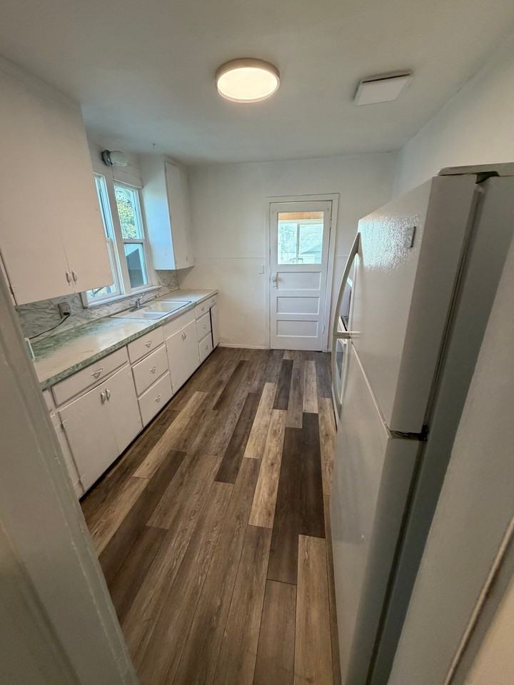 602 E 4th Ave - Photo 6 of 8