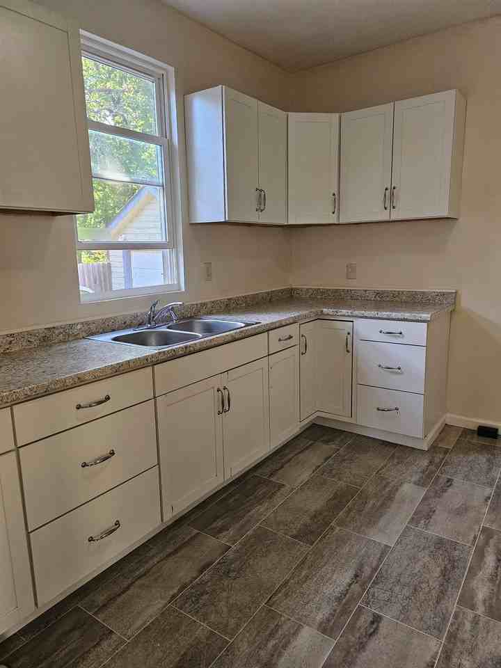1110 Park St - Photo 2 of 6