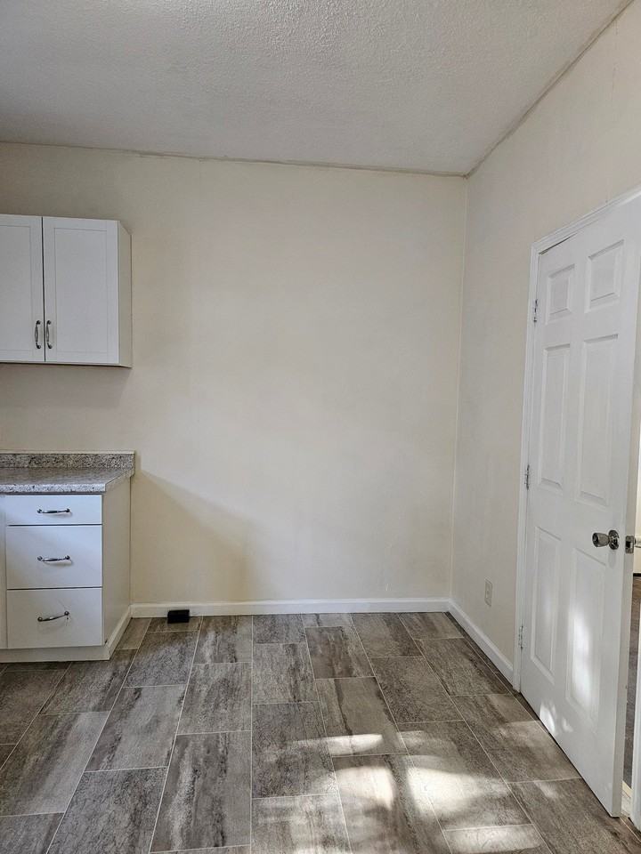 1110 Park St - Photo 3 of 6