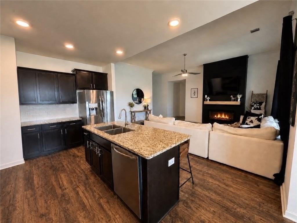 408 Lakeshore Vlg E - Photo 5 of 28