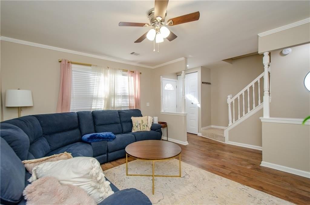 1066 Wedgewood Ln - Photo 3 of 21