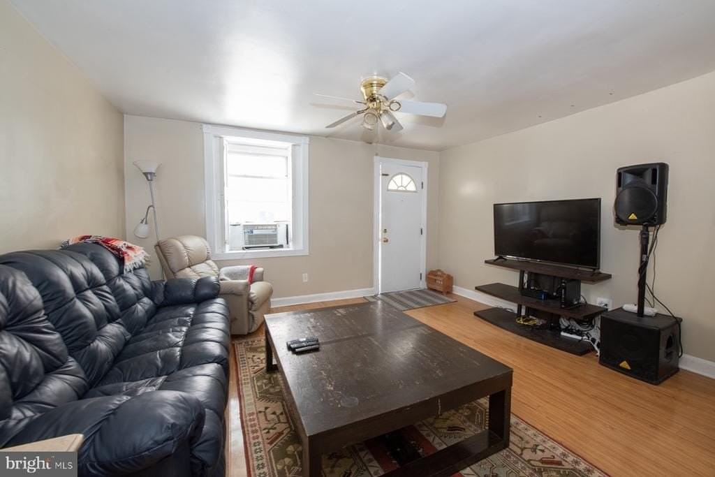 4424 Saint Davids St - Photo 5 of 29