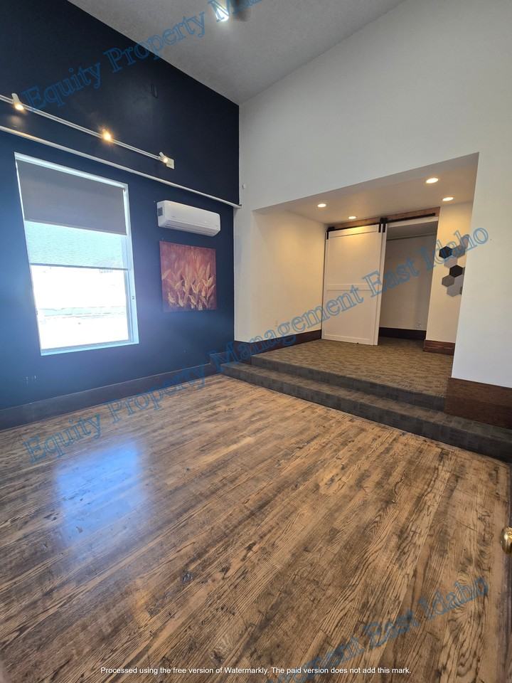 123 N Main St #7