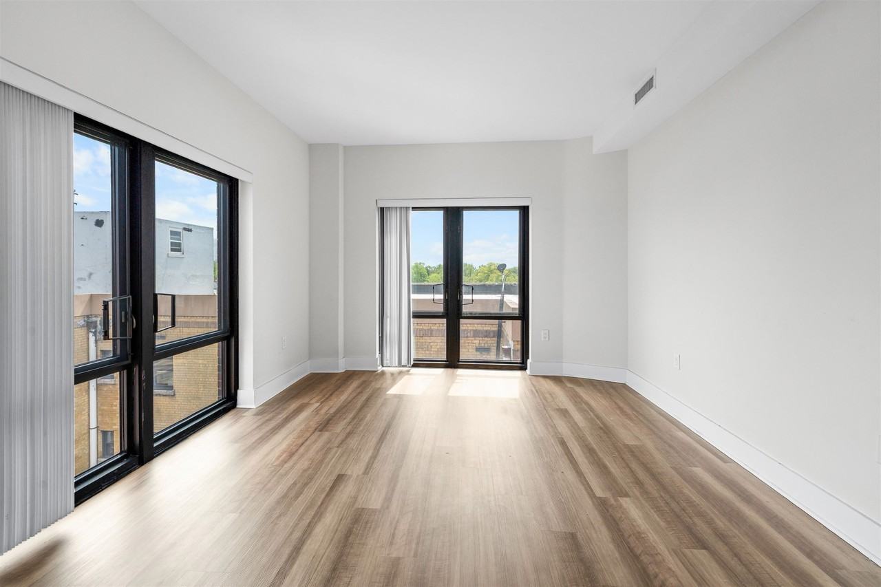 1040 Kennedy Blvd #605 - Photo 7 of 50