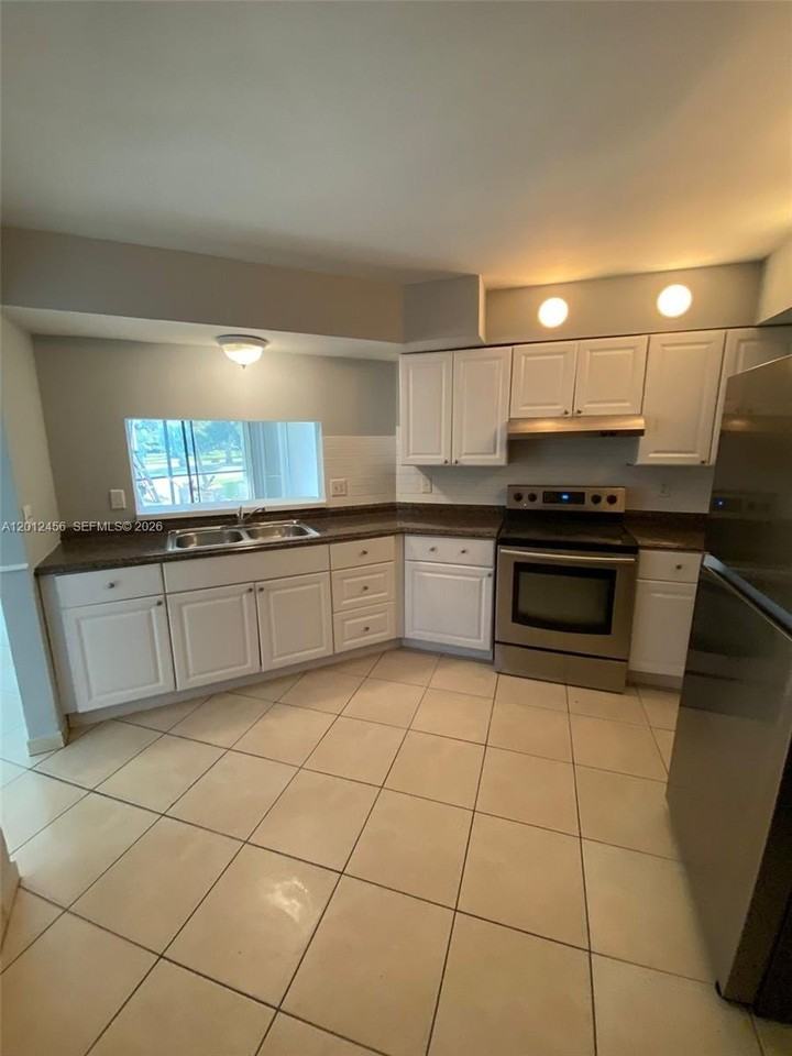 1042 Adams Ave #1042B - Photo 3 of 19