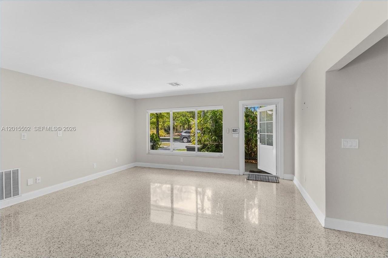 340 Ne 129th St - Photo 4 of 32