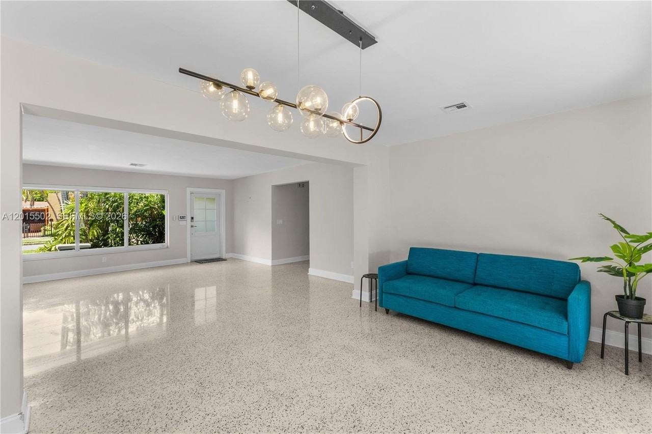 340 Ne 129th St - Photo 5 of 32
