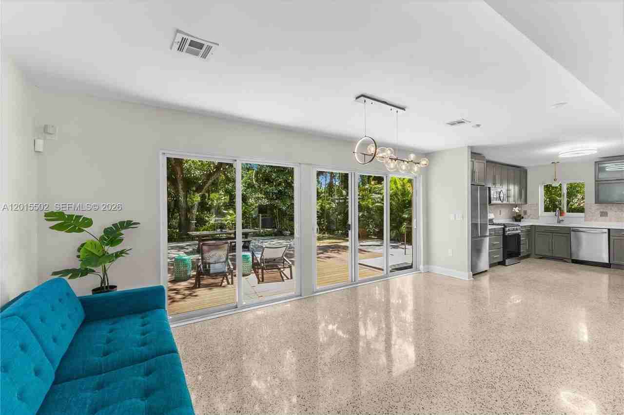 340 Ne 129th St - Photo 6 of 32