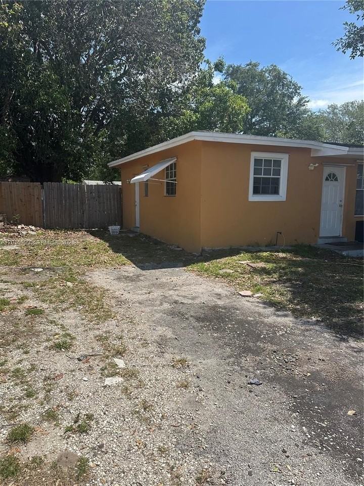 4141 Sw 32nd Dr - Photo 2 of 6