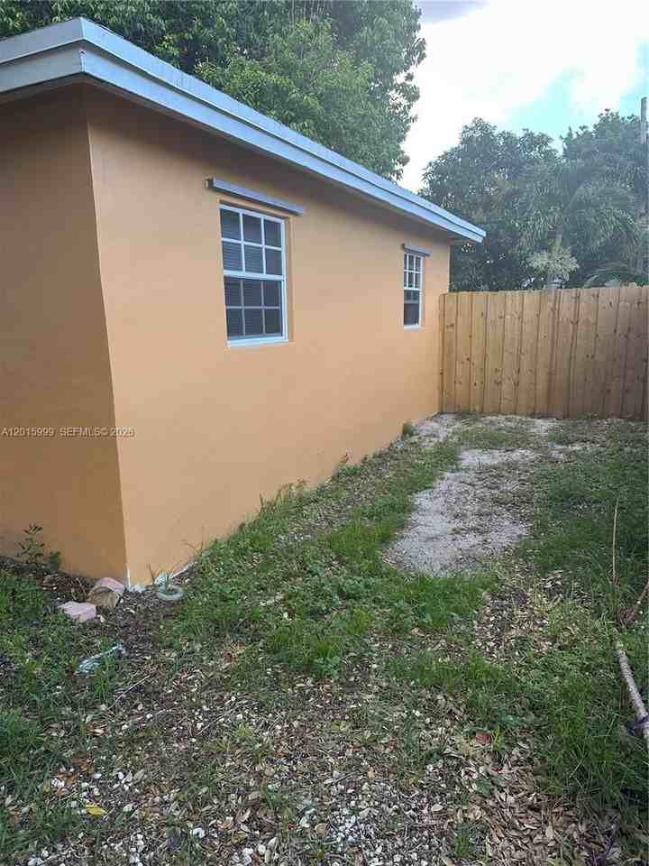 4141 Sw 32nd Dr - Photo 3 of 6