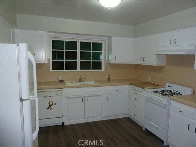 521 Manhattan Ave - Photo 2 of 6