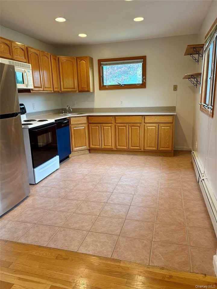 28 Rocco Dr - Photo 4 of 9