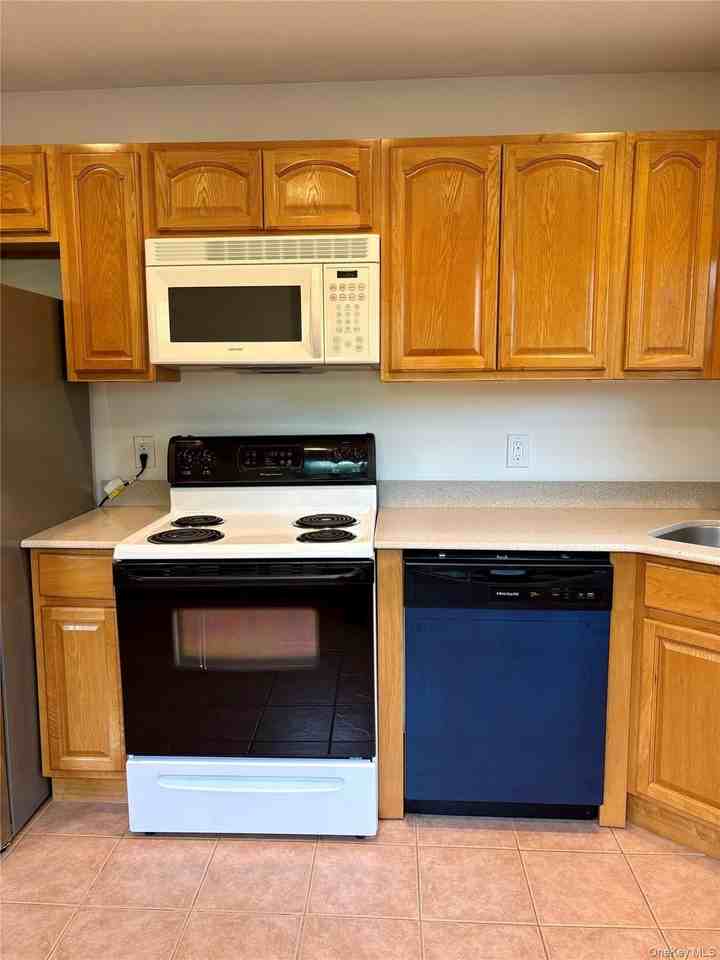28 Rocco Dr - Photo 5 of 9
