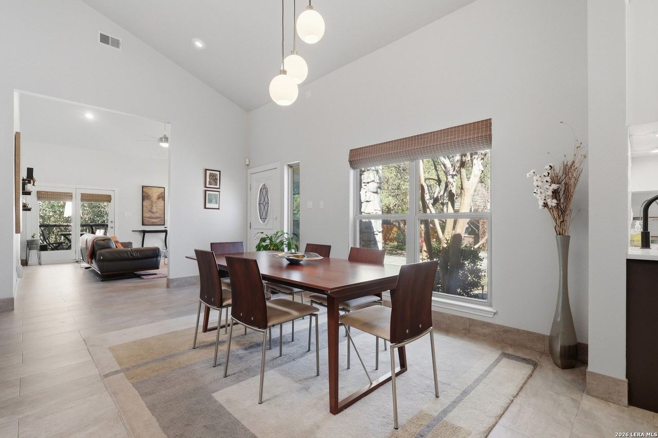 1403 Saint Andrews - Photo 3 of 32