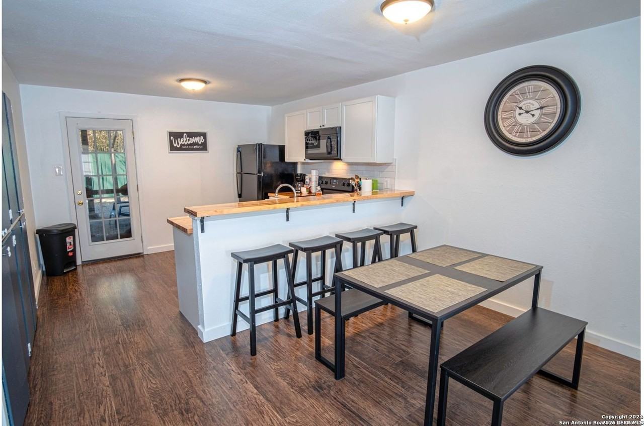221 E Craig Pl - Photo 4 of 8