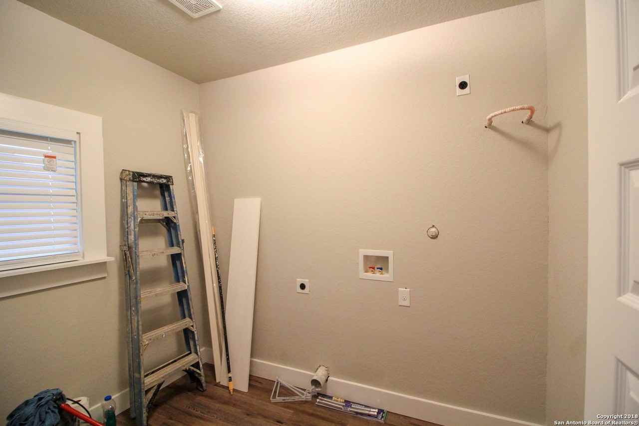 1138 Iowa St - Photo 7 of 19