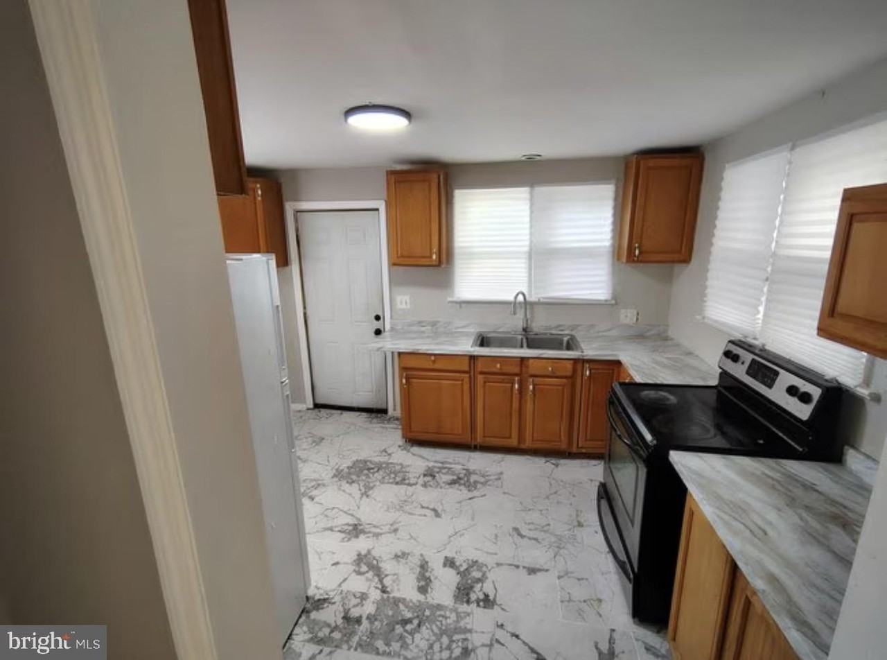 431 N 2nd St - Photo 2 of 8